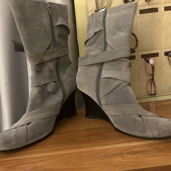 Boots - Picture 3 of 6